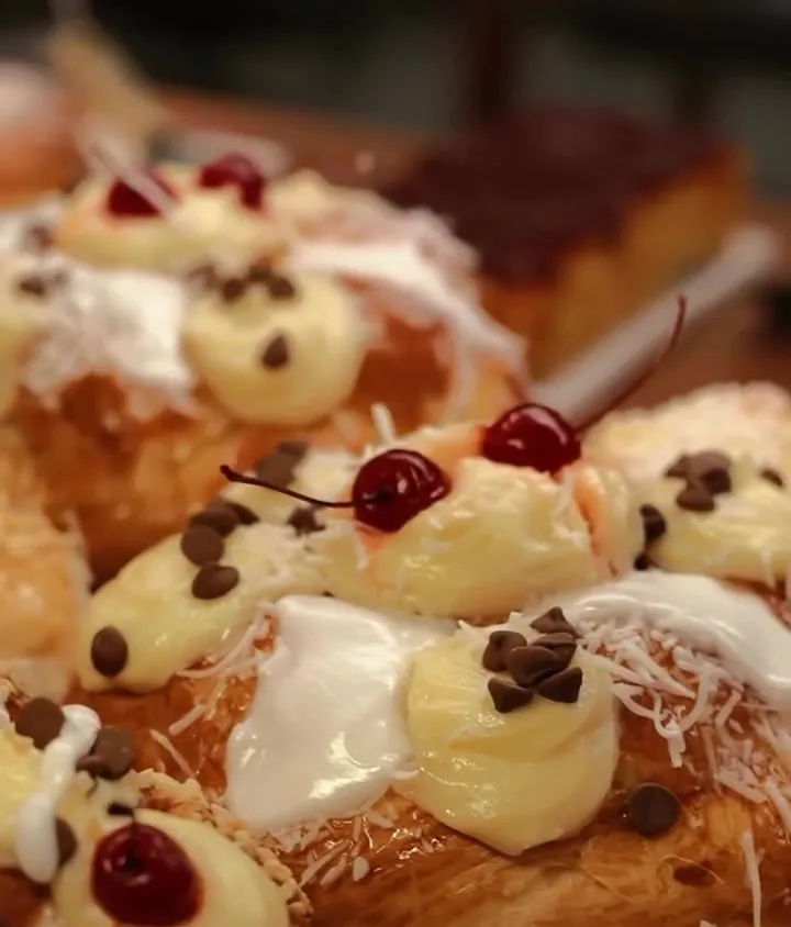 Doces com creme e cereja