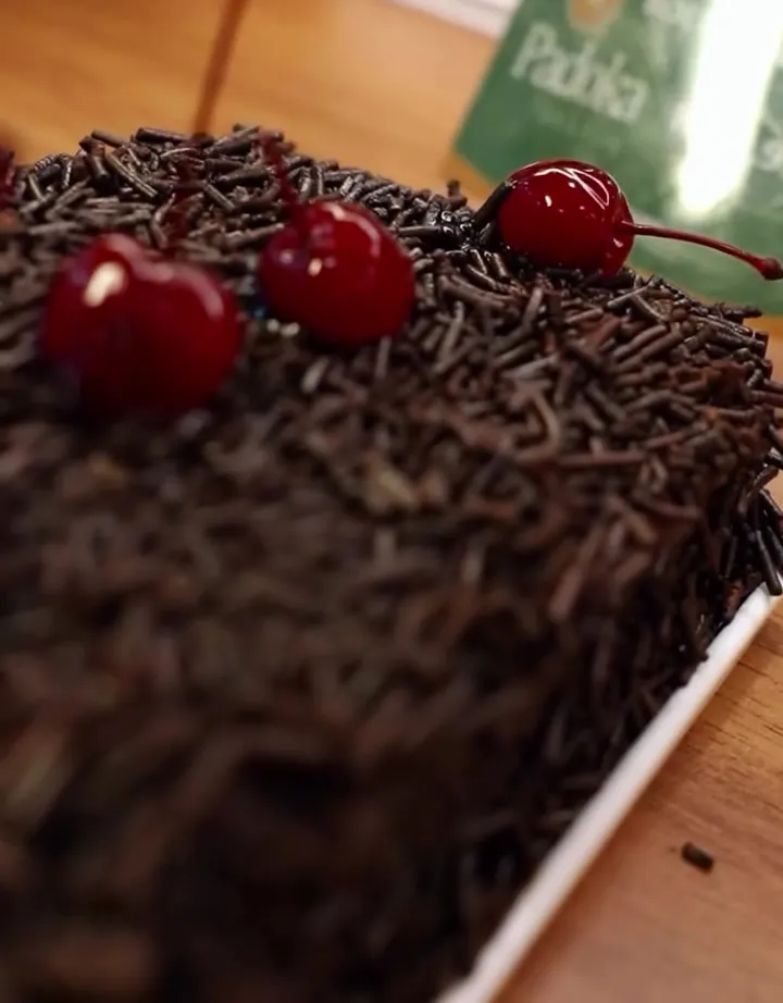 Bolo de chocolate com cerejas