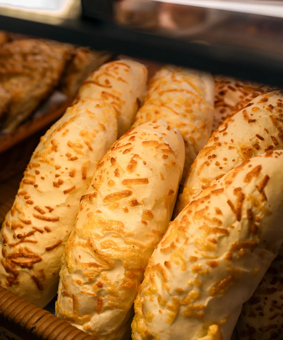 Pães de queijo especiais na vitrine