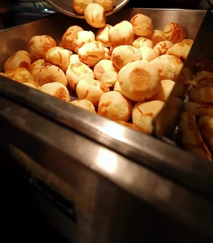 Pão de queijo saindo do forno